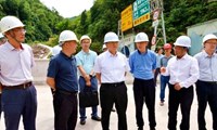 郭大进到绥江调研昭乐高速公路绥江连接线等建设工作时强调：统一思想 实事求是 集中精力完善工程扫尾工作