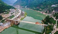 连接川滇两省｜全国最大跨径P-K钢箱混合梁独塔斜拉桥成功合龙