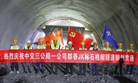 都香高速江口连接线石格闹隧道顺利贯通